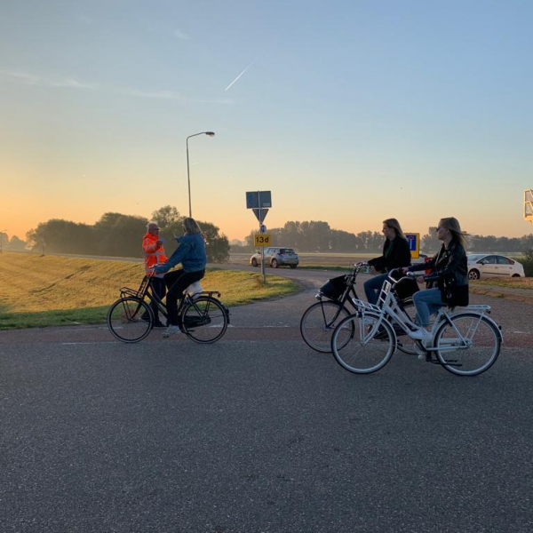 Uitdelen fietslampjes