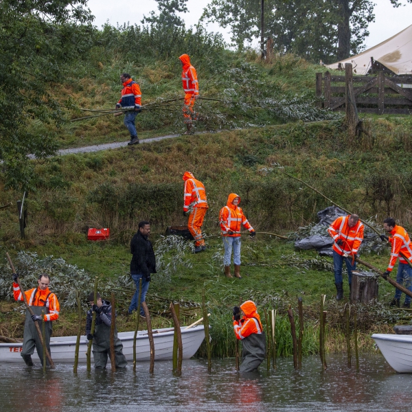 aan het werk in de gracht bij GeoFort