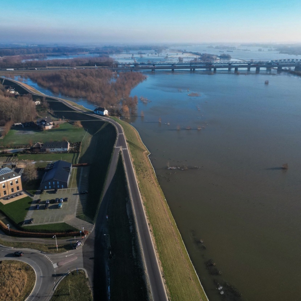 hoogwater en ijs bij Tuil