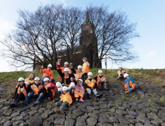 kinderen bij de kerk van Haaften