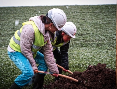 leerlingen planten een boom voor plukbos